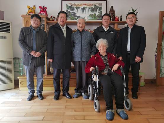 一群穿制服的人站在一起描述已自动生成