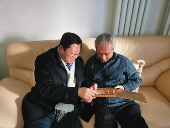 男人手上拿着吉他低可信度描述已自动生成