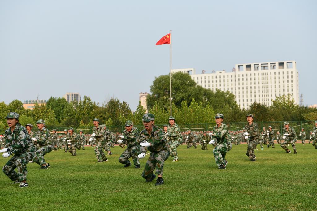 广西科技师范学院军训图片